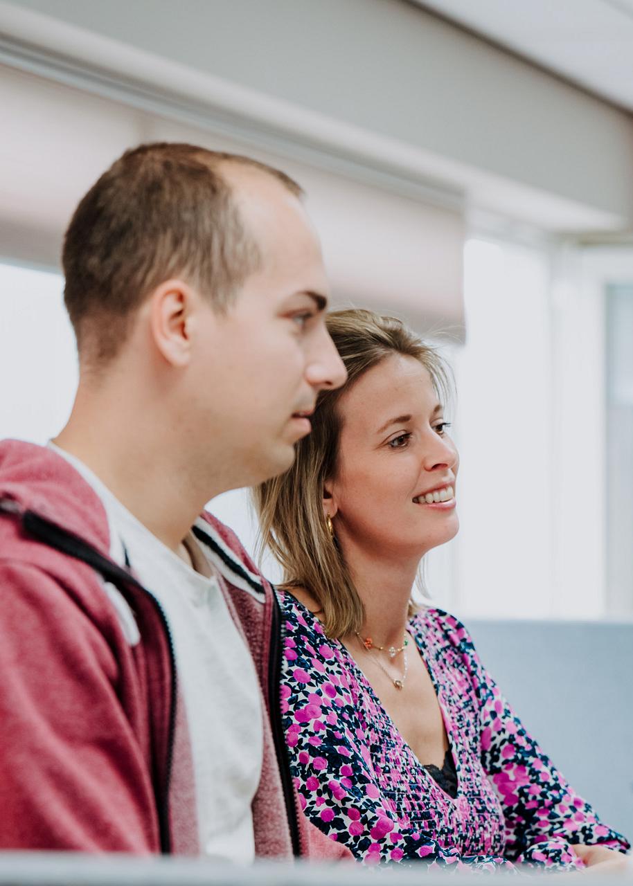 Smart Bulb collega’s werken samen achter een computer op kantoor in Noordwijkerhout.