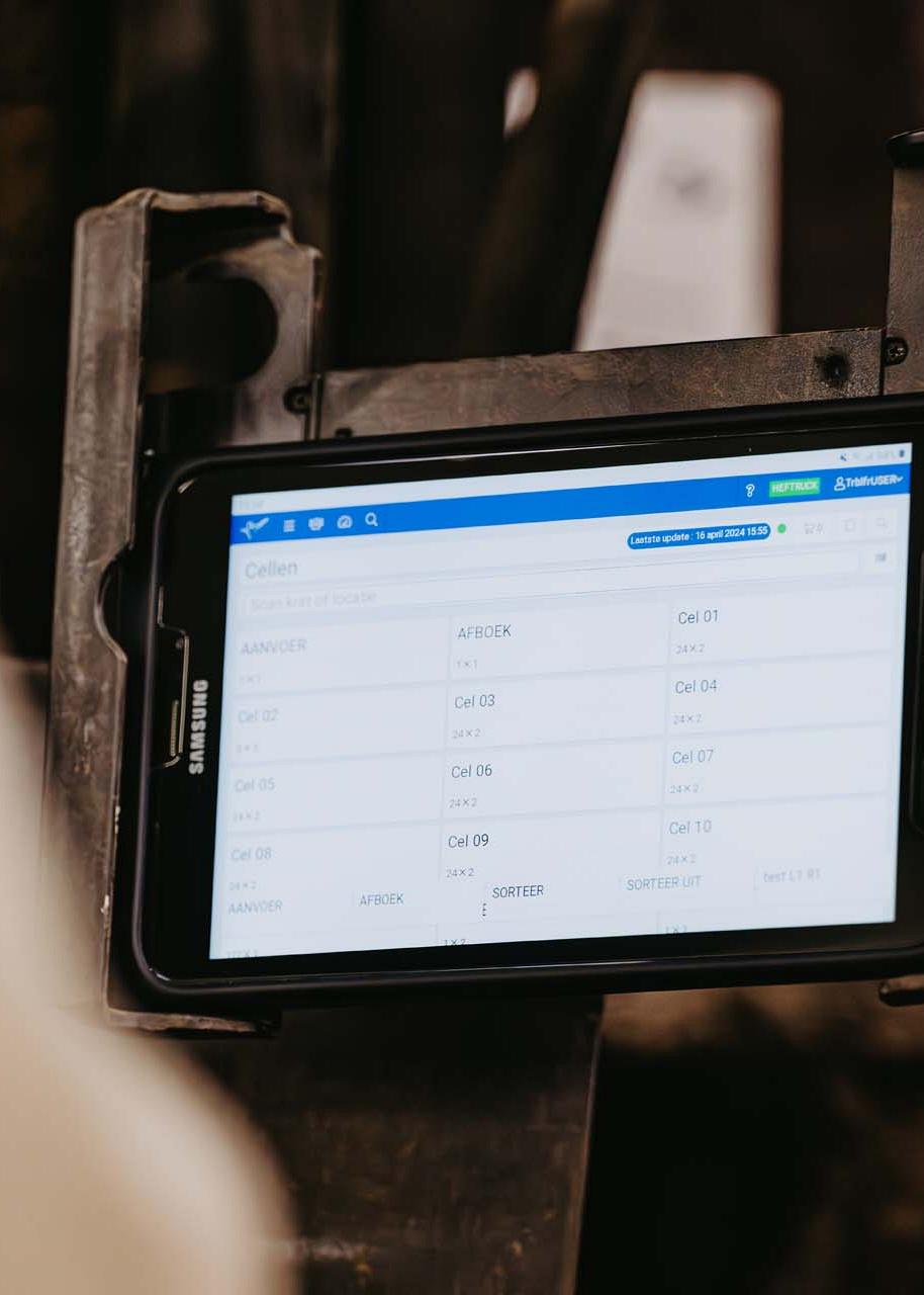 Tablet vastgeklemd in heftruck toont gegevens.
