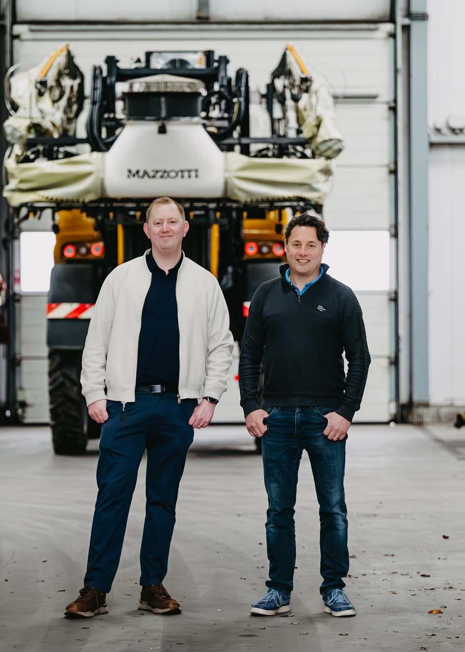 Smart Bulb consultants poseren bij een klant in de schuur.