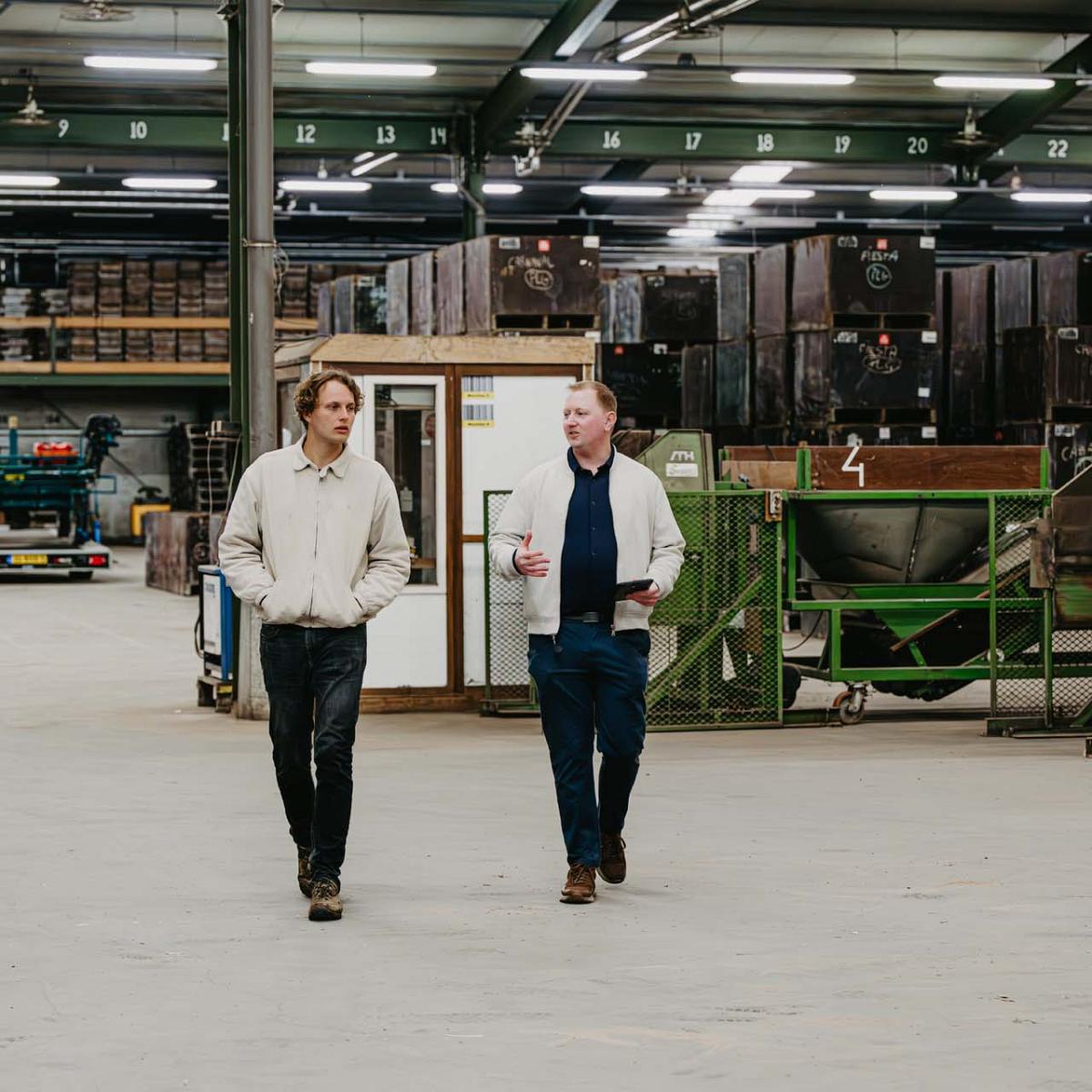 Smart Bulb consultant in gesprek met agrarisch ondernemer lopend door de schuur.