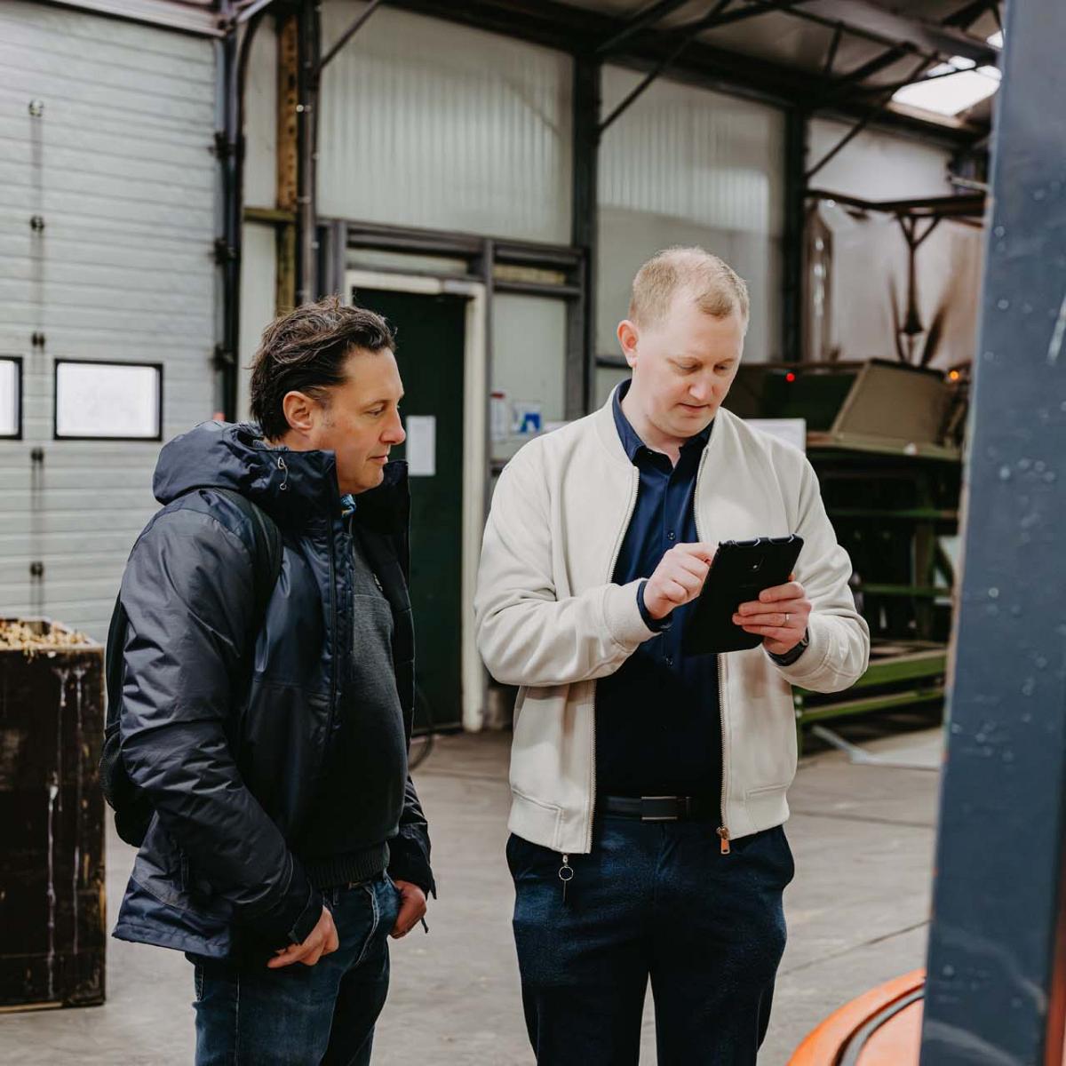 Smart Bulb consultants bekijken data op tablet.